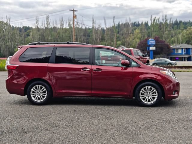 Used 2017 Toyota Sienna XLE w/ XLE Navigation Package FWD image 8