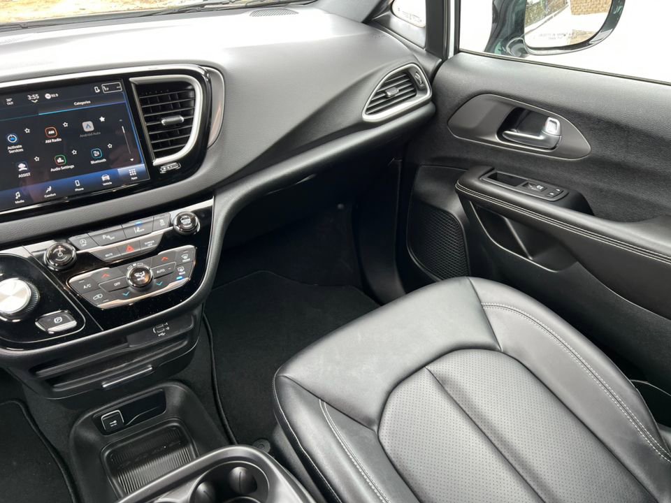 Used 2026 Chrysler Pacifica Select image 30