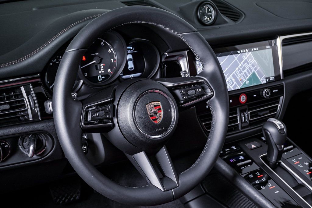 Certified 2025 Porsche Macan image 18