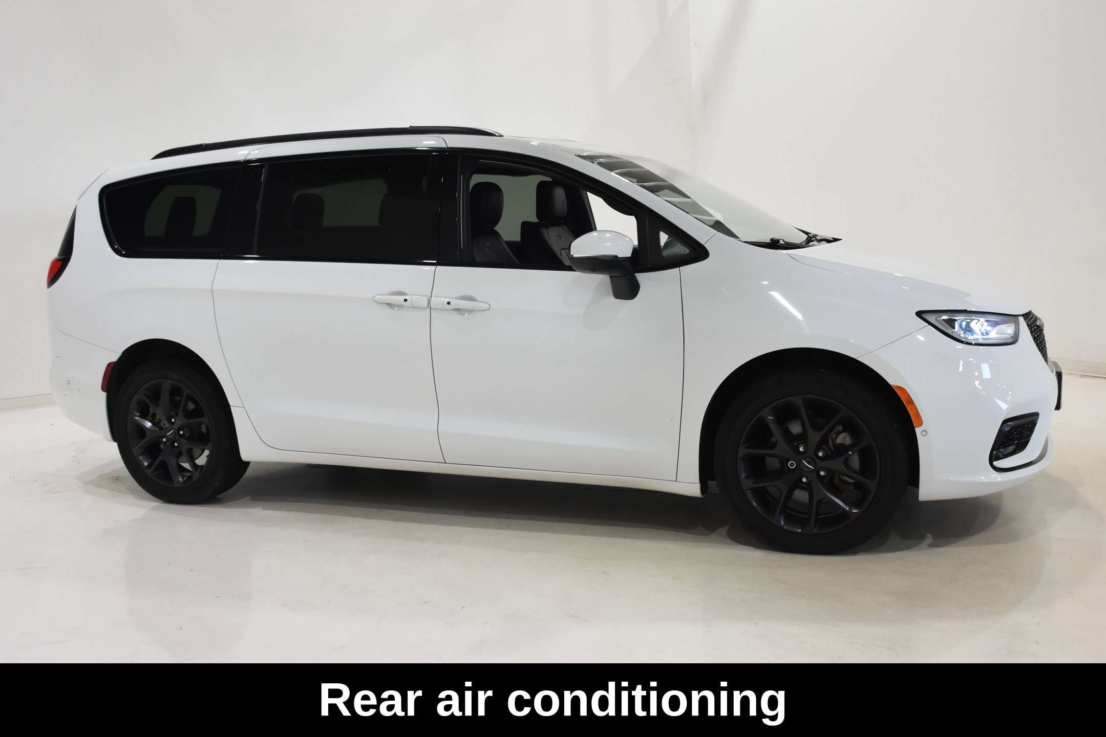 Used 2023 Chrysler Pacifica Touring-L w/ S Appearance Package AWD/4WD image 3