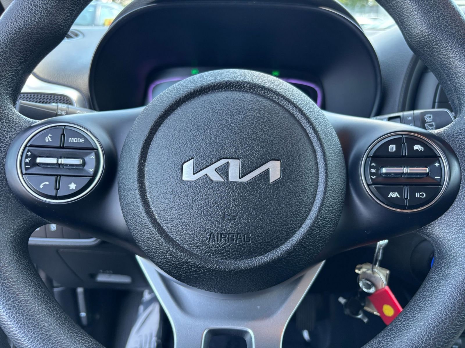 Used 2025 Kia Soul LX w/ LX Technology Package FWD image 25