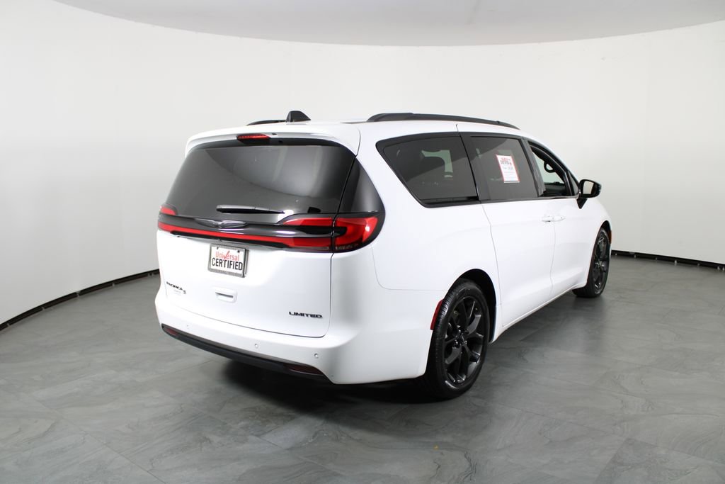 Used 2025 Chrysler Pacifica Limited image 13