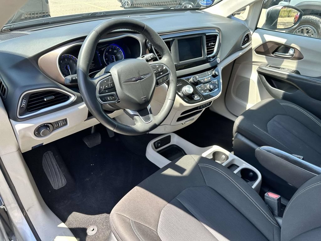 Used 2022 Chrysler Voyager LX FWD image 10