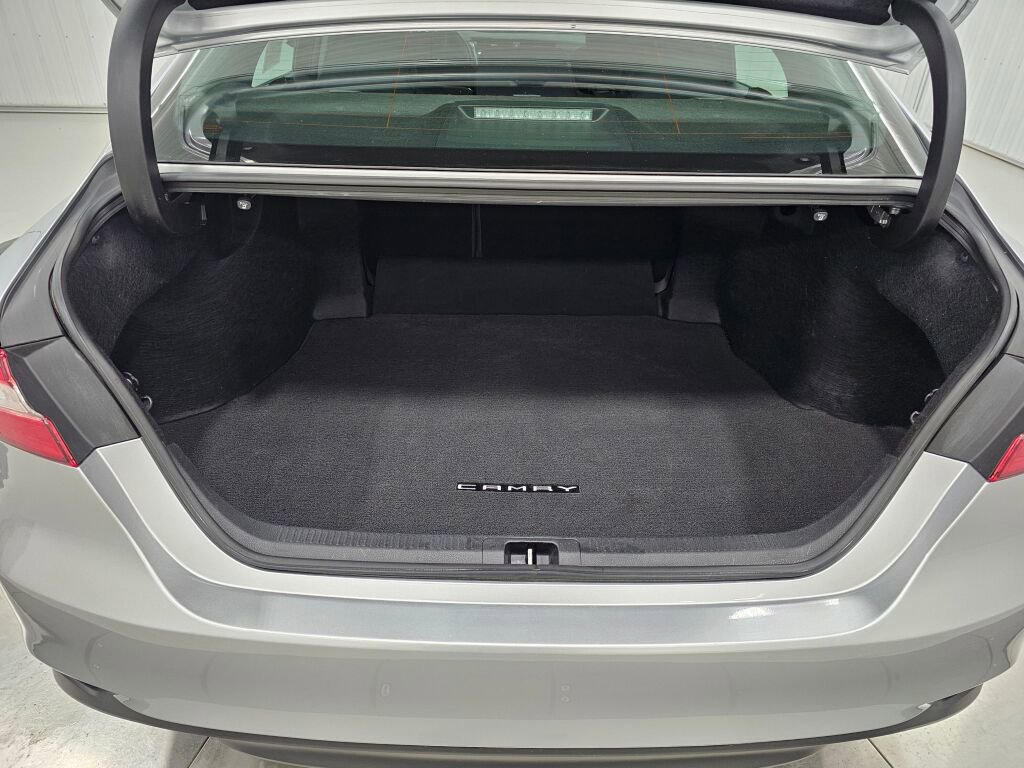 Used 2018 Toyota Camry LE image 17