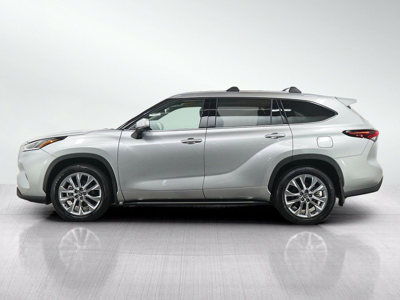 Used 2025 Toyota Highlander Limited AWD/4WD image 2