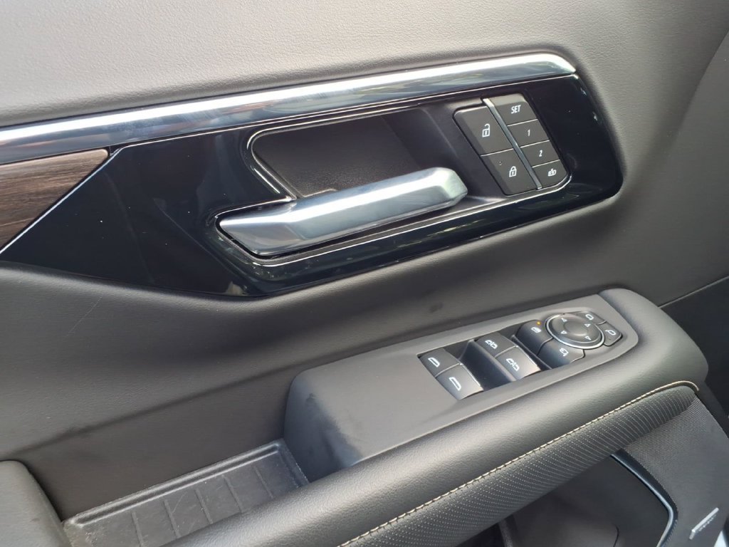 Certified 2025 Chevrolet Suburban Premier AWD/4WD image 13
