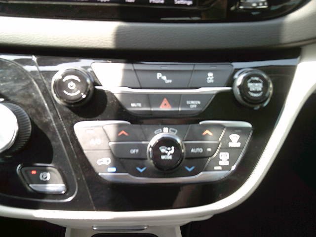 Used 2018 Chrysler Pacifica Touring Plus image 10