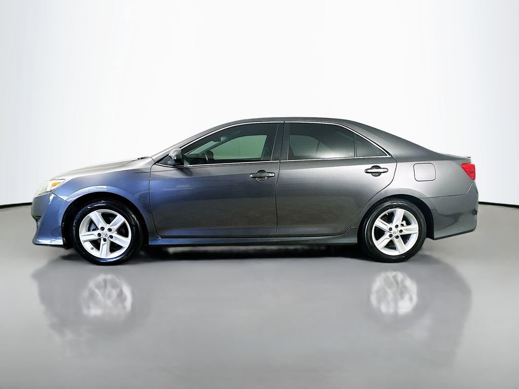 Used 2014 Toyota Camry SE w/ Leather Package FWD image 4