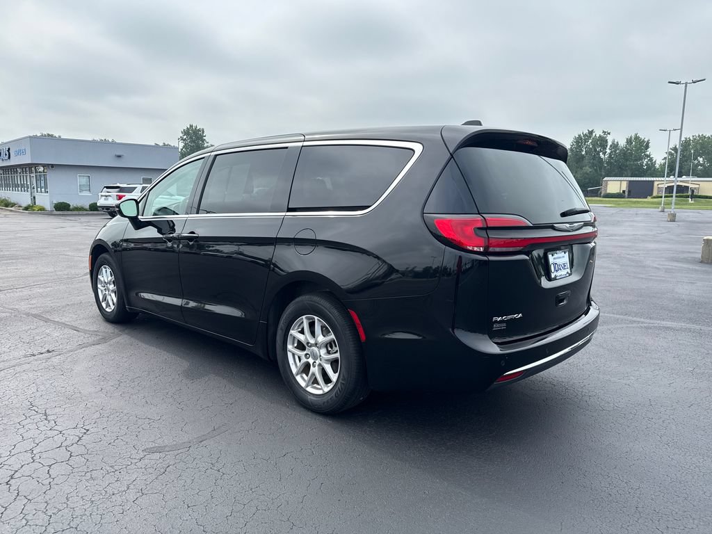 Used 2024 Chrysler Pacifica Touring-L FWD image 2