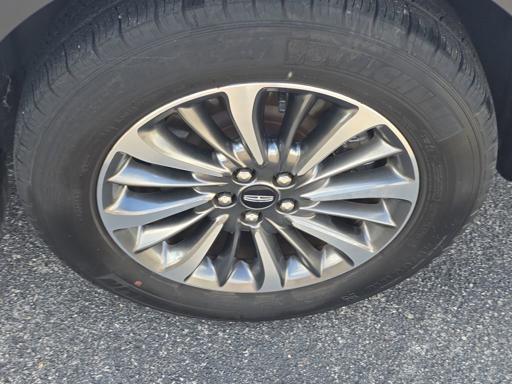 Used 2023 Lincoln Nautilus Standard w/ Premium Package image 5