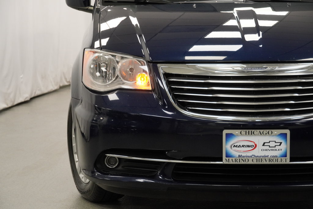 Used 2016 Chrysler Town & Country Touring w/ Driver Convenience Group FWD image 12