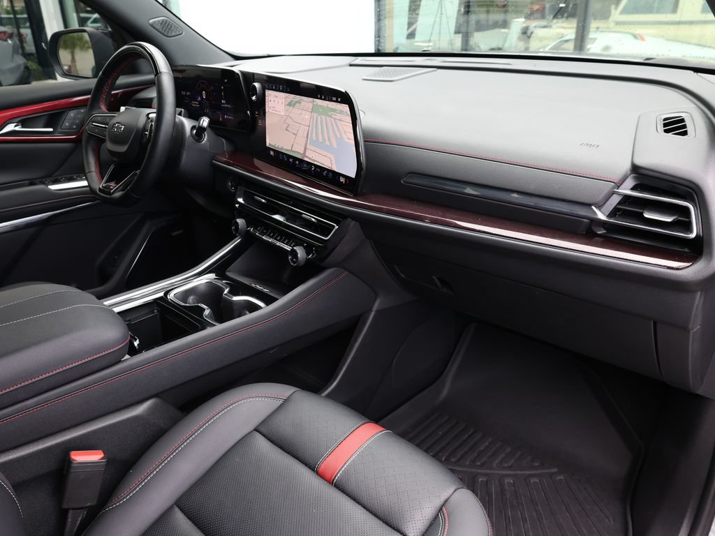 Used 2025 Chevrolet Traverse RS FWD image 24
