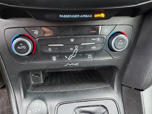 Used 2018 Ford Focus SE w/ SE Appearance Package image 44