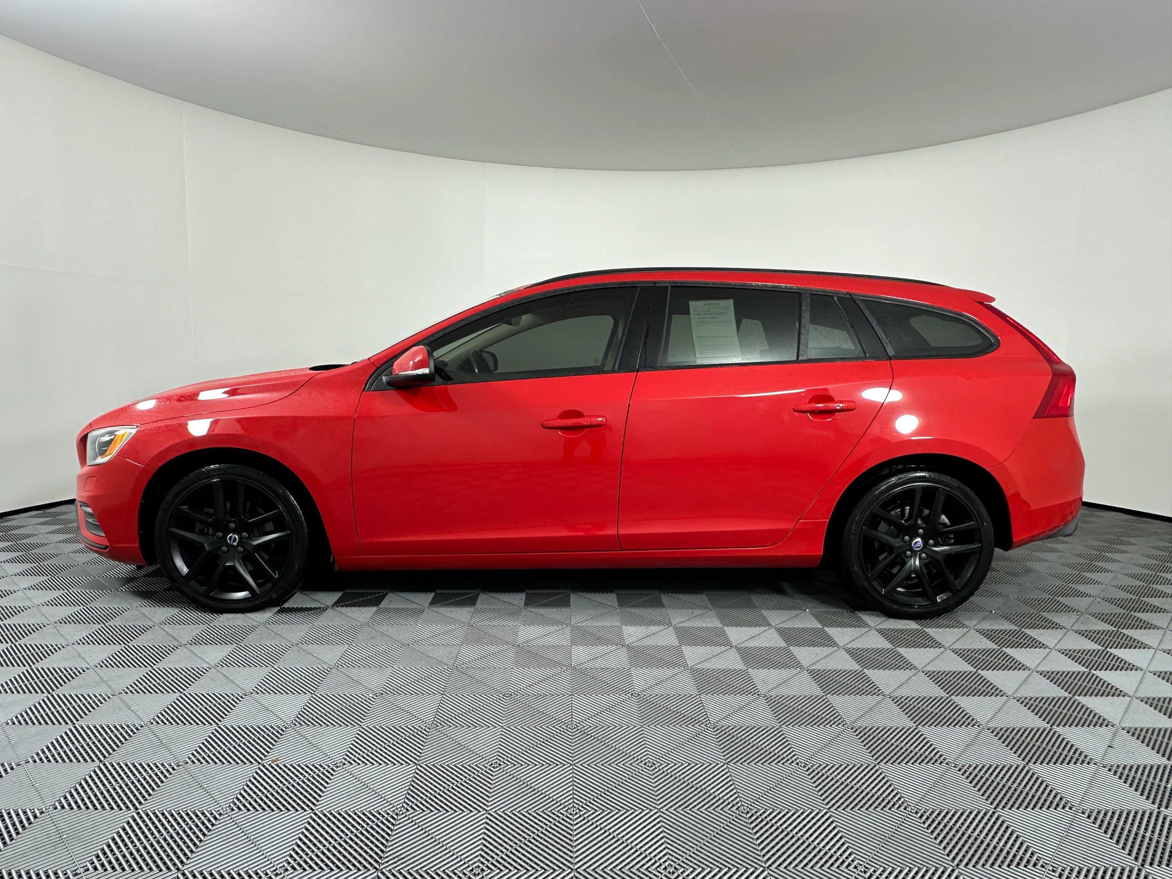 Used 2018 Volvo V60 T5 Dynamic w/ Vision Package image 13