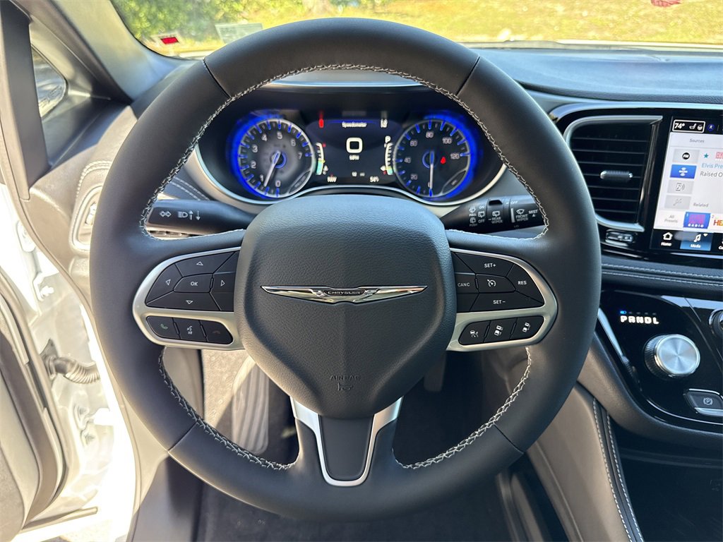 New 2026 Chrysler Pacifica Limited image 25