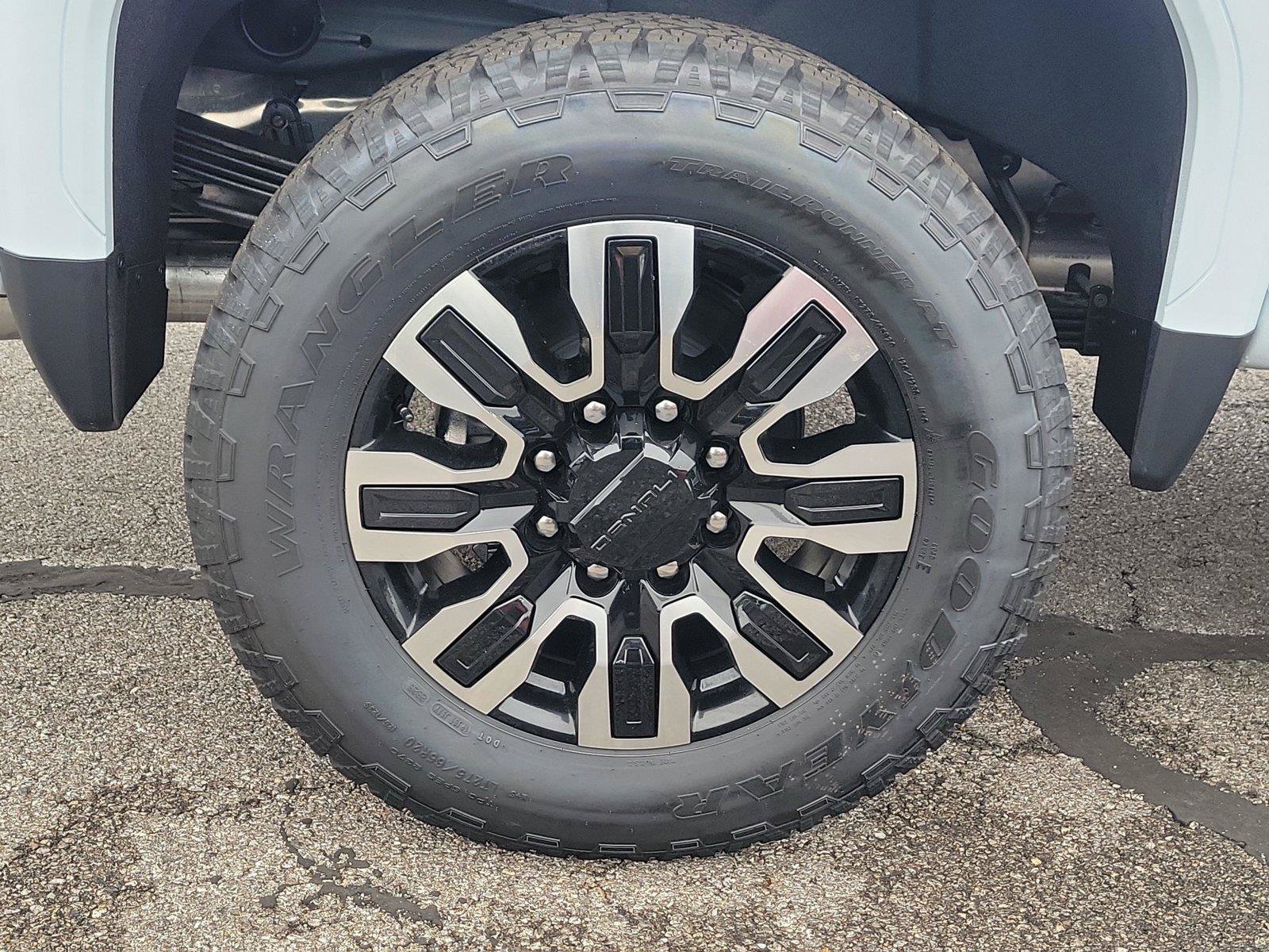 New 2026 GMC Sierra 2500 Denali Ultimate w/ LPO, Black Badging Package AWD/4WD image 5