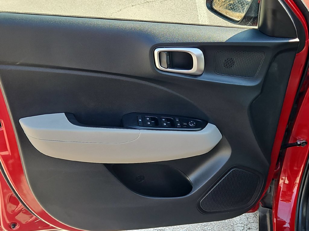 Used 2025 Hyundai Venue SEL FWD image 11