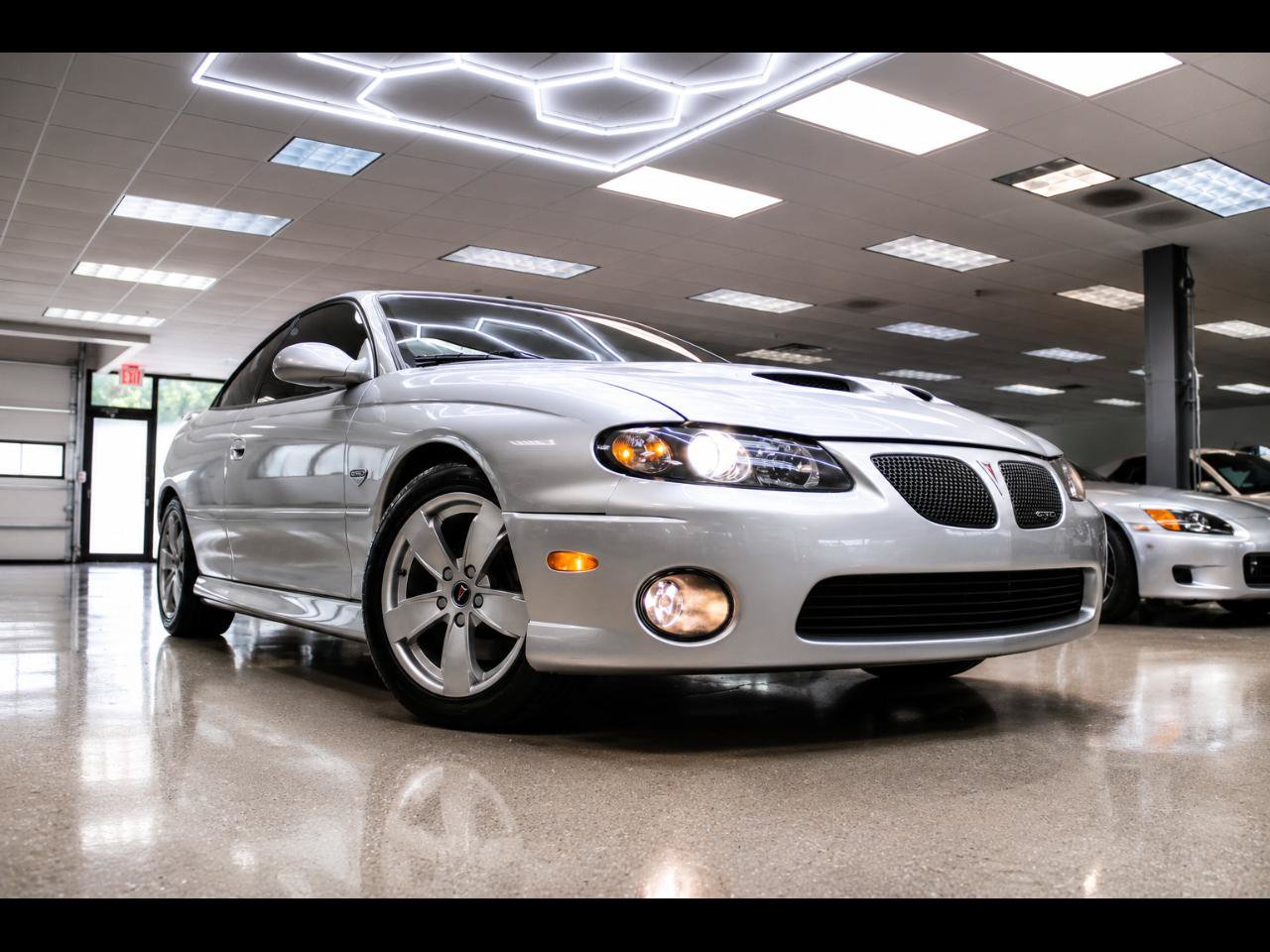 Used 2005 Pontiac GTO RWD image 2