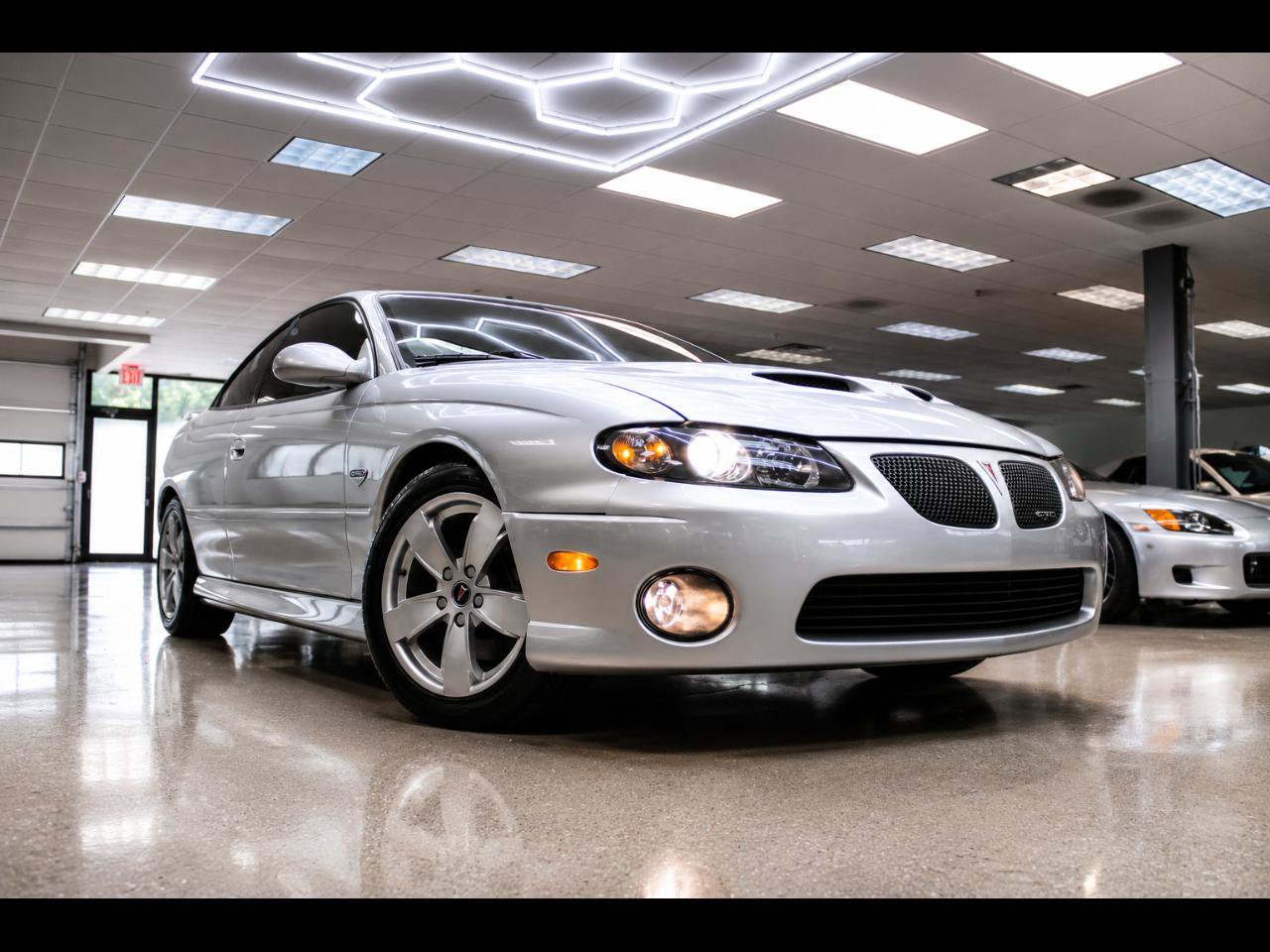 Used 2005 Pontiac GTO RWD image 2