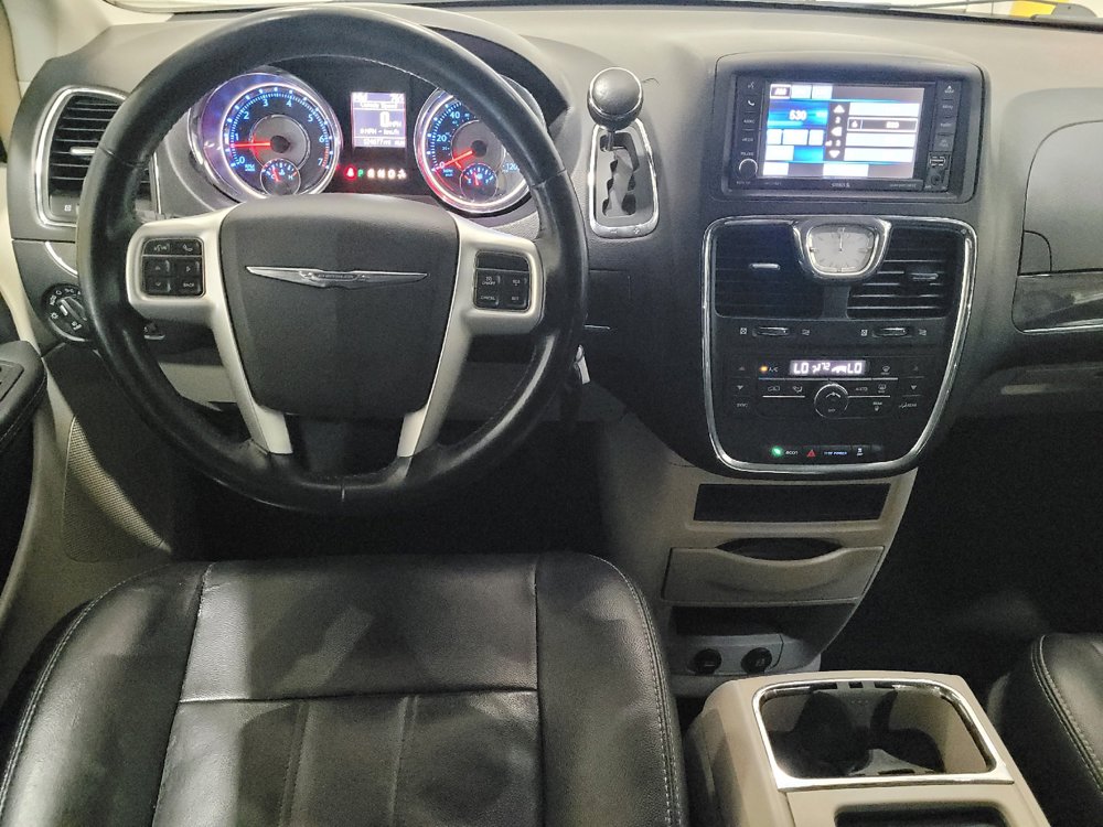 Used 2016 Chrysler Town & Country Touring FWD image 22