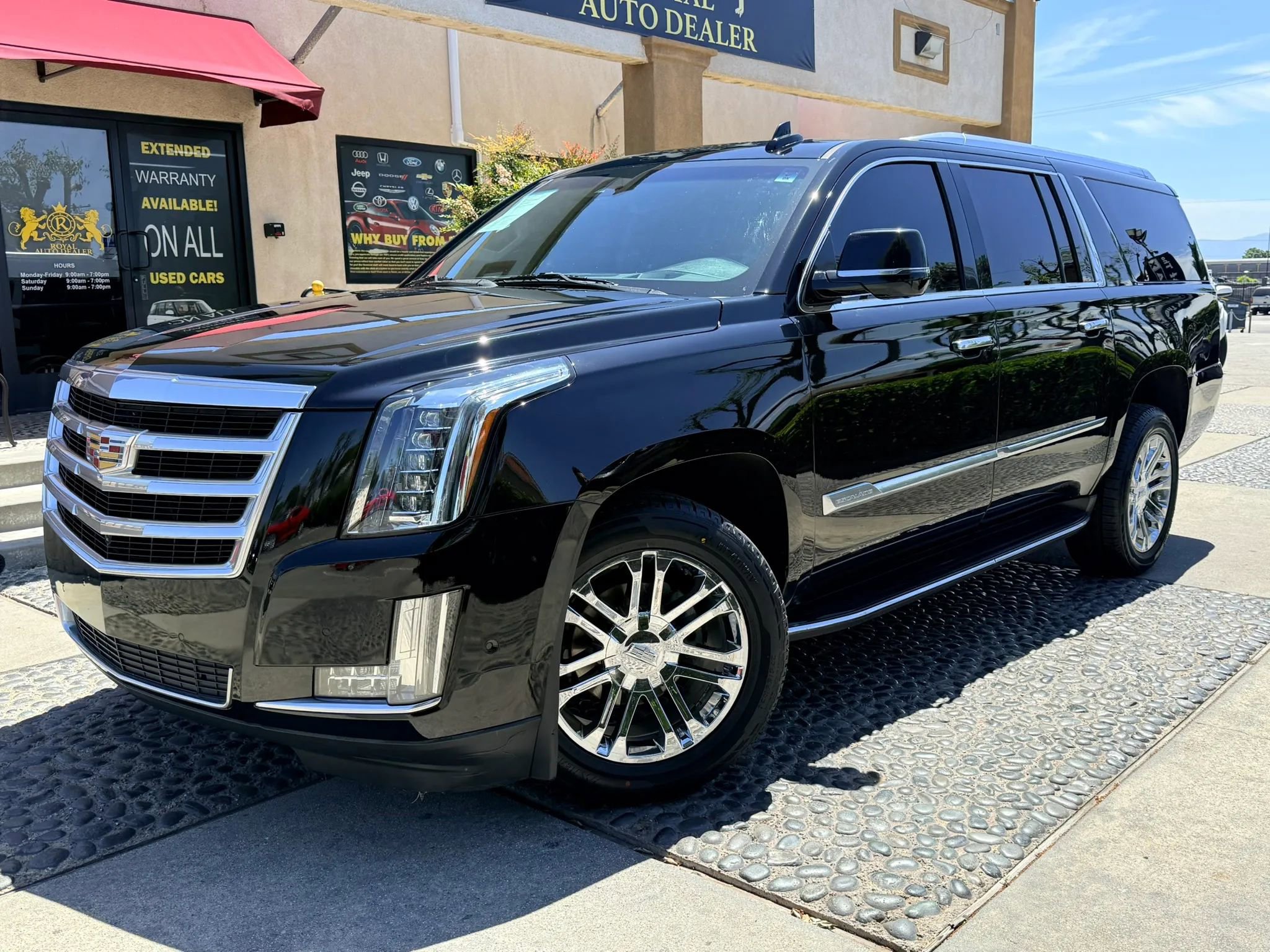 Used 2018 Cadillac Escalade ESV Luxury RWD image 1