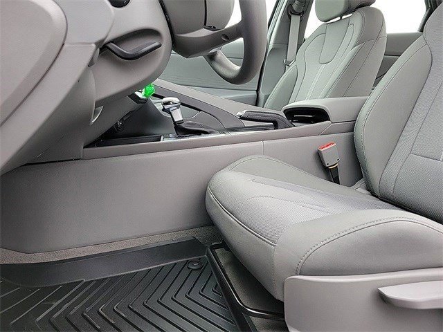 Used 2025 Hyundai Elantra SE image 35