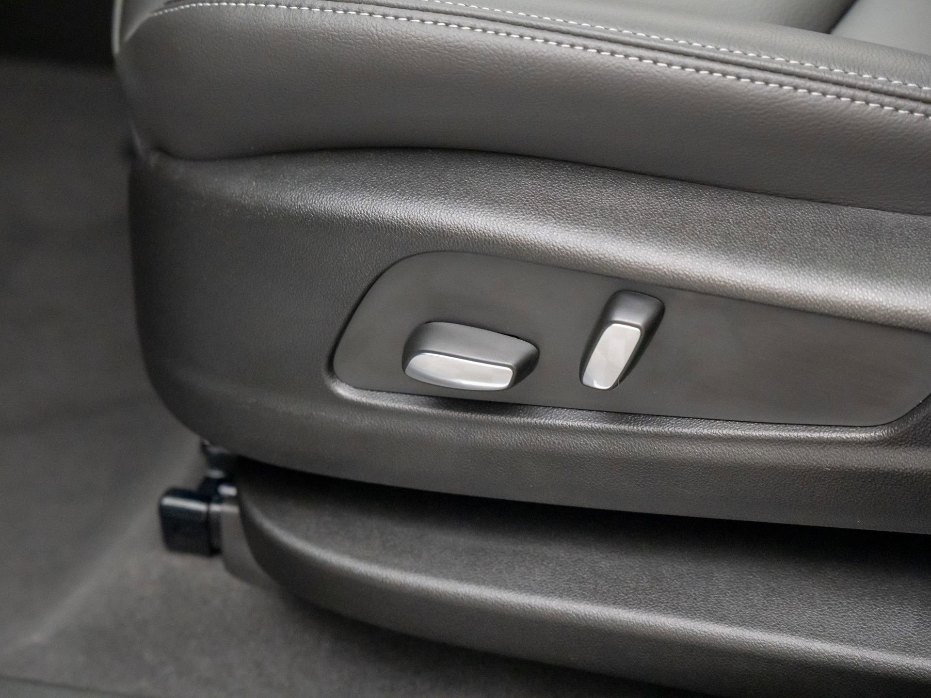 New 2025 Cadillac XT6 Luxury image 17