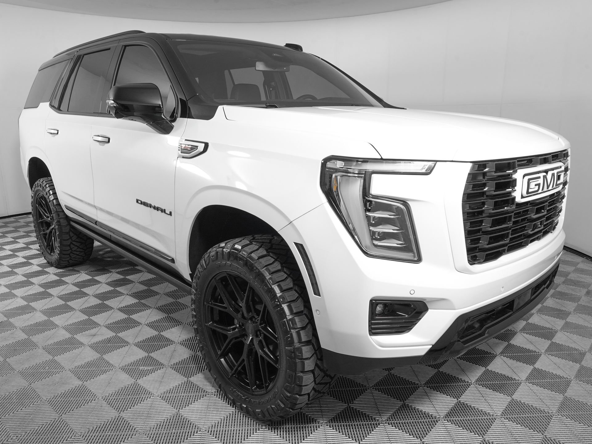 Used 2026 GMC Yukon Denali w/ Sun & Power Step Package AWD/4WD image 3