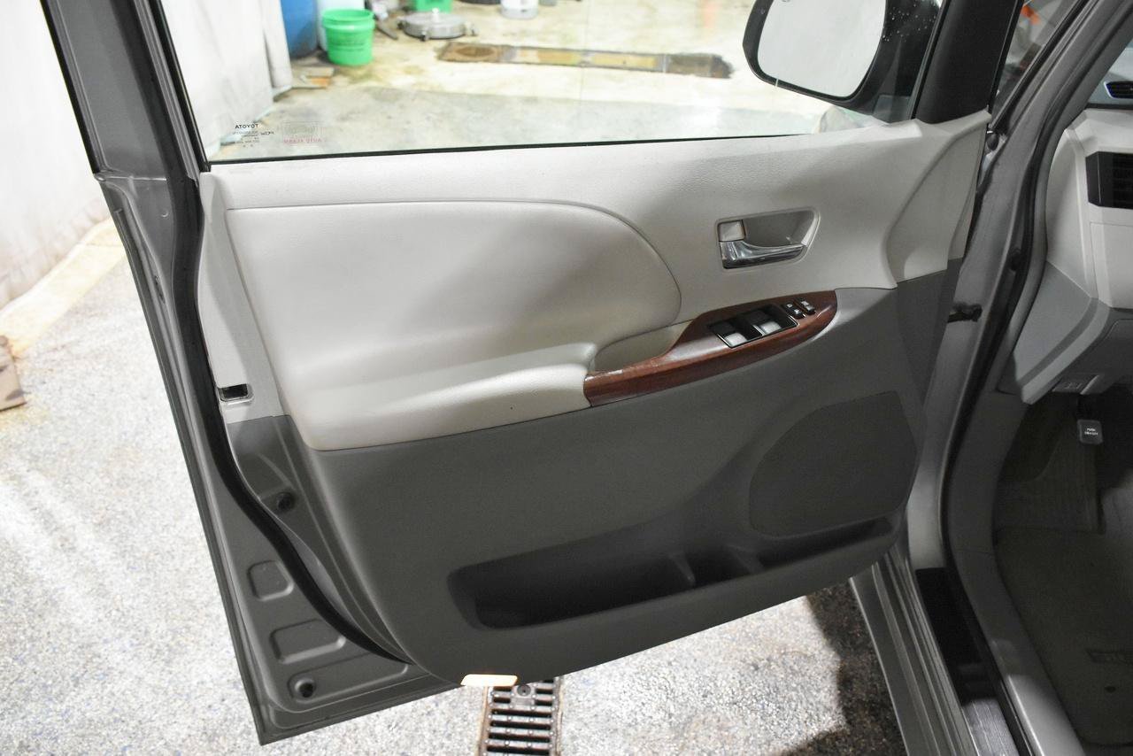 Used 2012 Toyota Sienna XLE FWD image 9