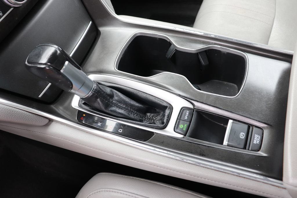 Used 2018 Honda Accord Touring image 17