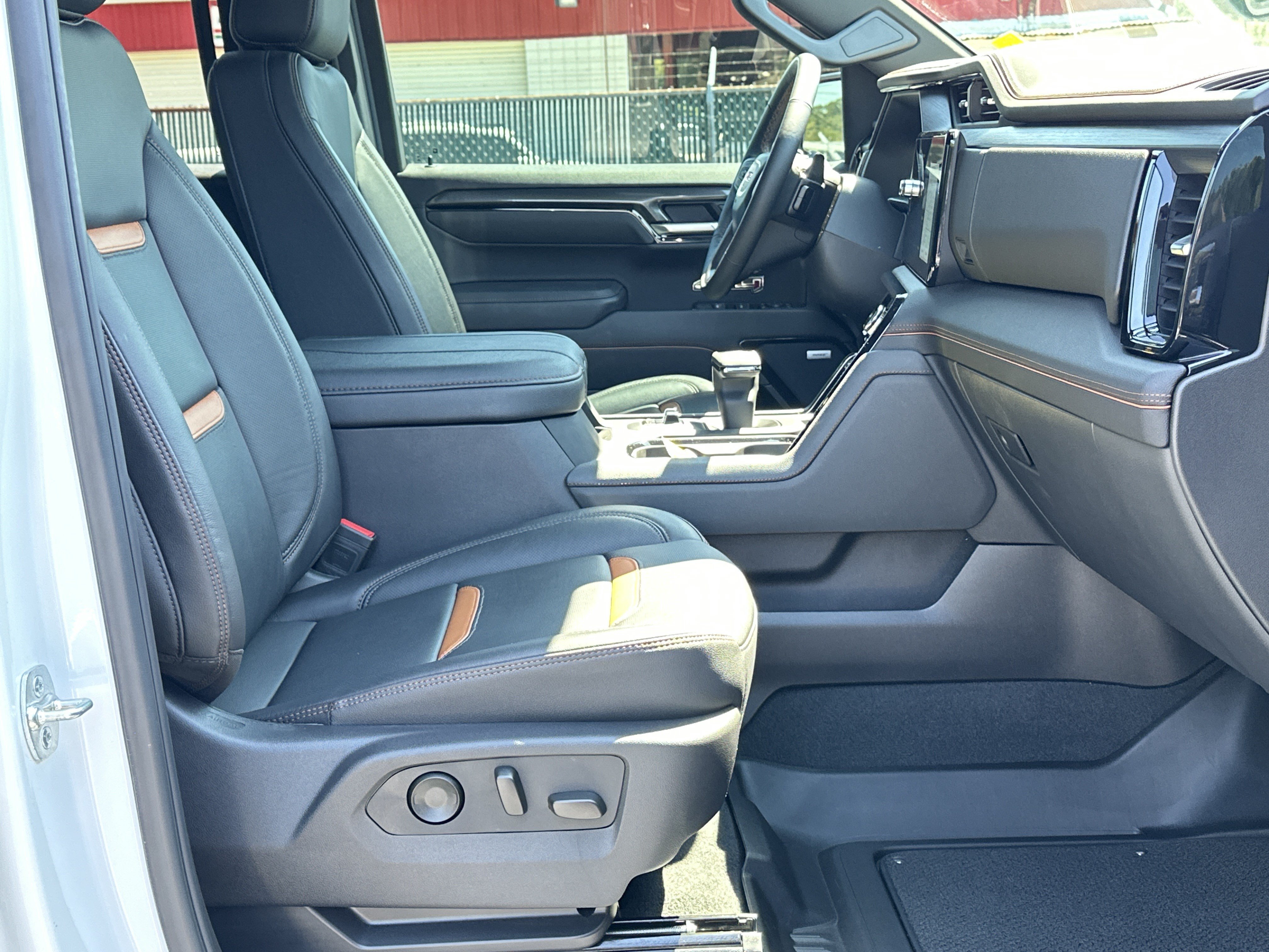 Used 2025 GMC Sierra 1500 AT4 w/ AT4 Premium Package AWD/4WD image 12