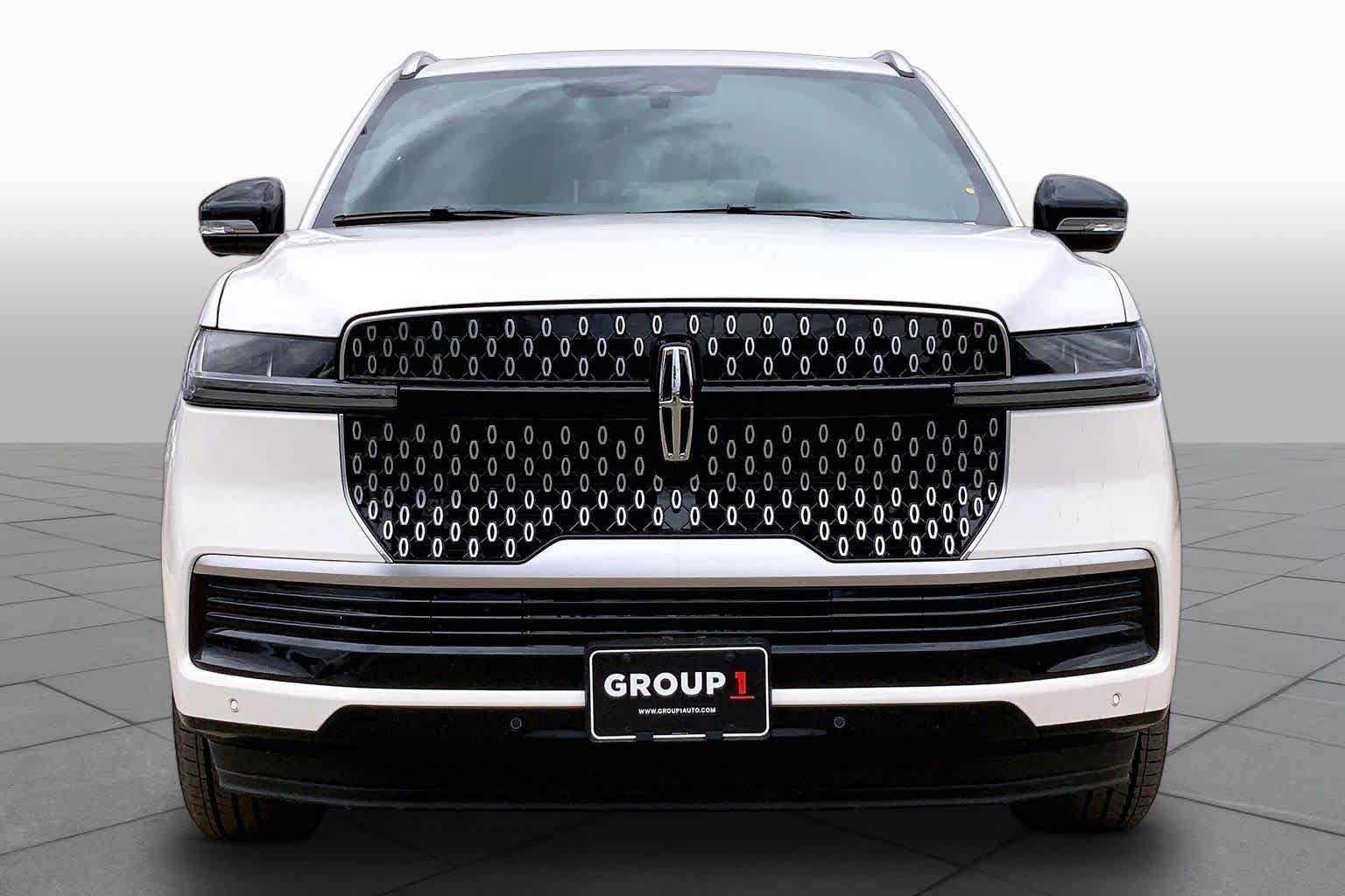 New 2026 Lincoln Navigator Reserve AWD/4WD image 3