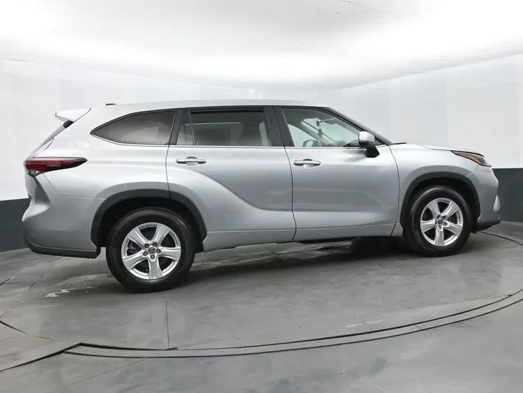 Used 2025 Toyota Highlander LE FWD image 4
