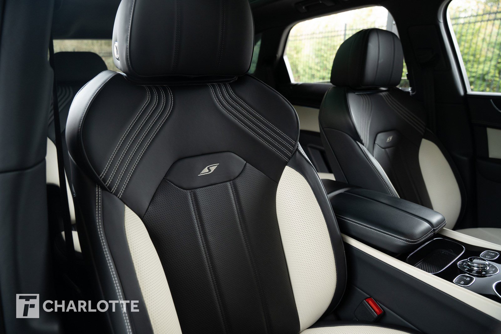 Used 2024 Bentley Bentayga image 30