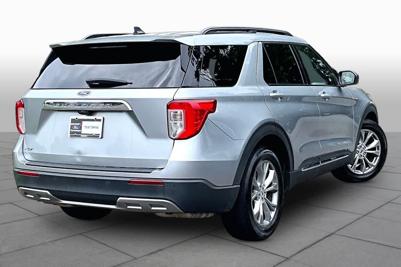 Used 2022 Ford Explorer XLT w/ Equipment Group 202A RWD image 13
