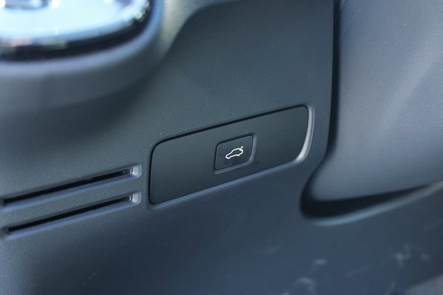 Used 2025 Volvo XC40 B5 Plus image 16