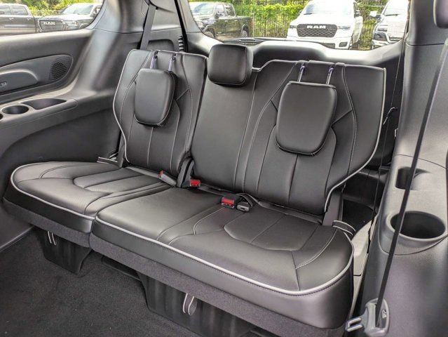 New 2027 Chrysler Pacifica Limited FWD image 15
