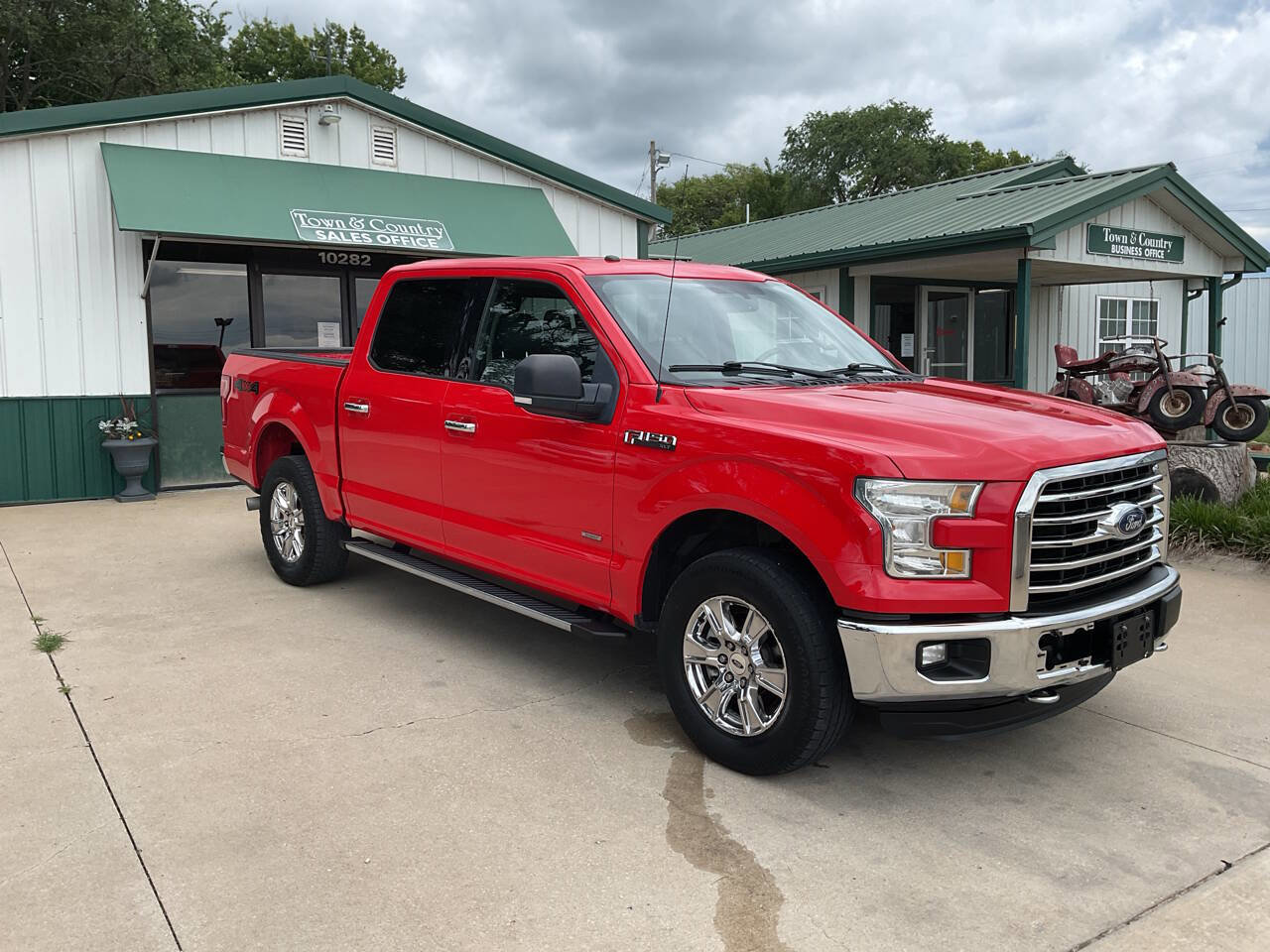 Used 2016 Ford F150 XLT w/ Equipment Group 302A Luxury image 3