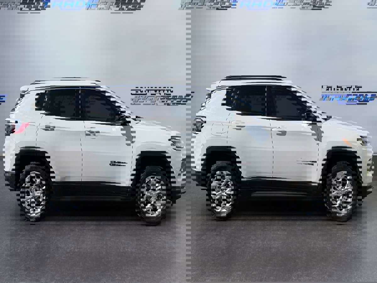 Used 2024 Jeep Compass Latitude image 4