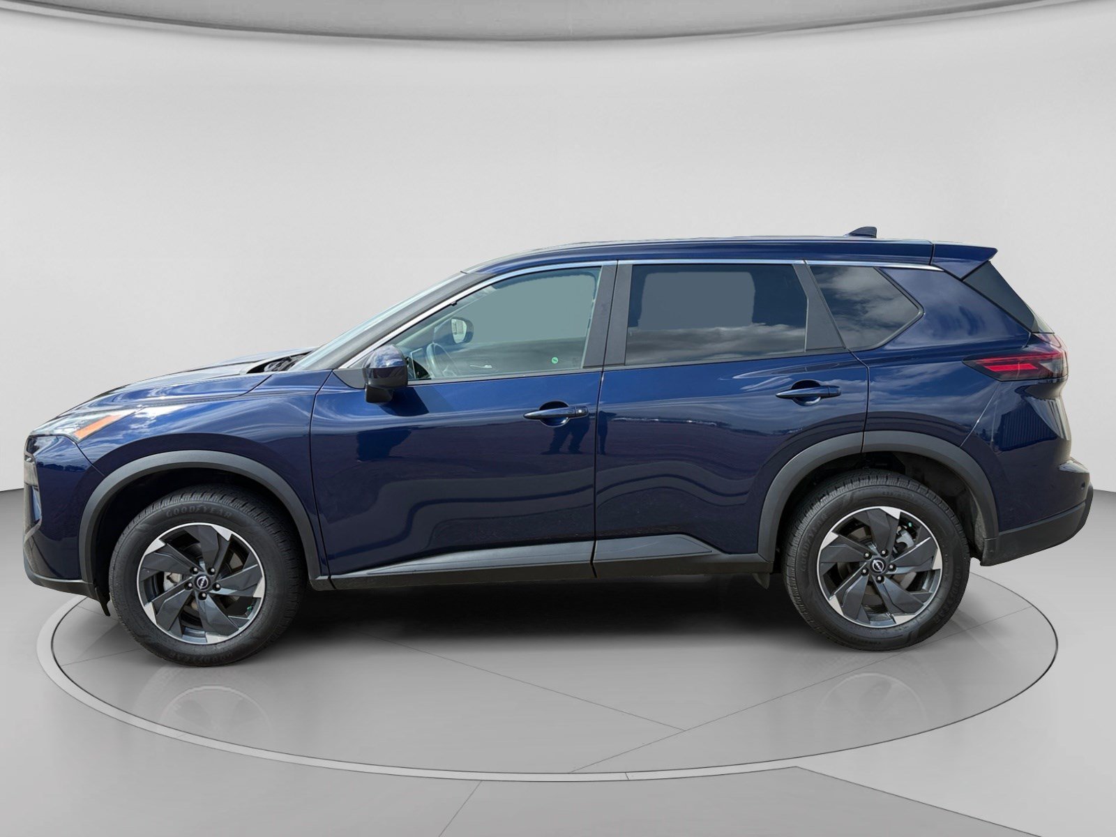 Used 2025 Nissan Rogue SV AWD/4WD image 2
