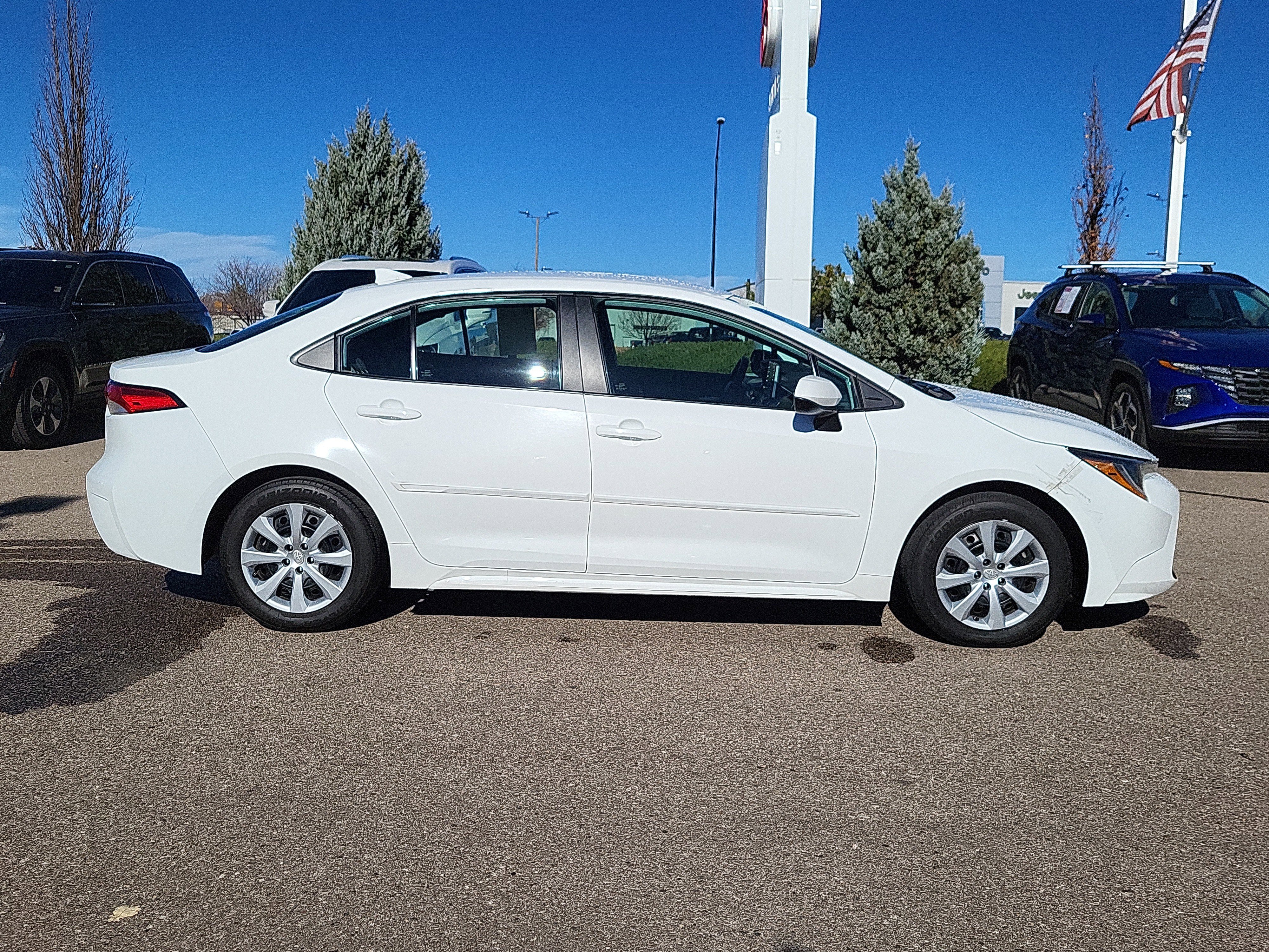 Used 2020 Toyota Corolla LE image 2