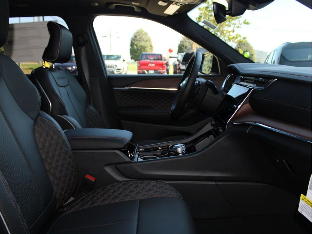 New 2025 Jeep Grand Cherokee Summit image 33