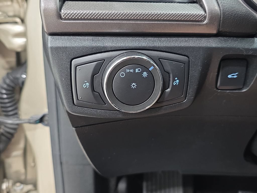 Used 2017 Ford Fusion SE w/ Fusion SE Technology Package FWD image 26