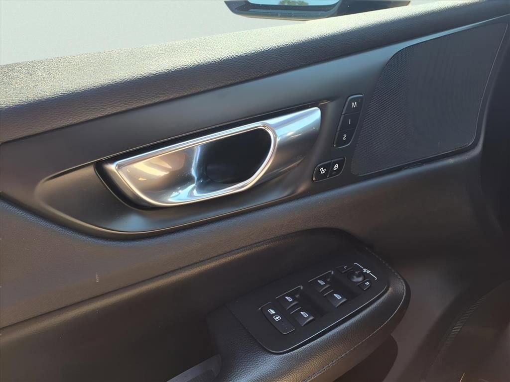 Used 2021 Volvo S60 T5 Momentum image 11