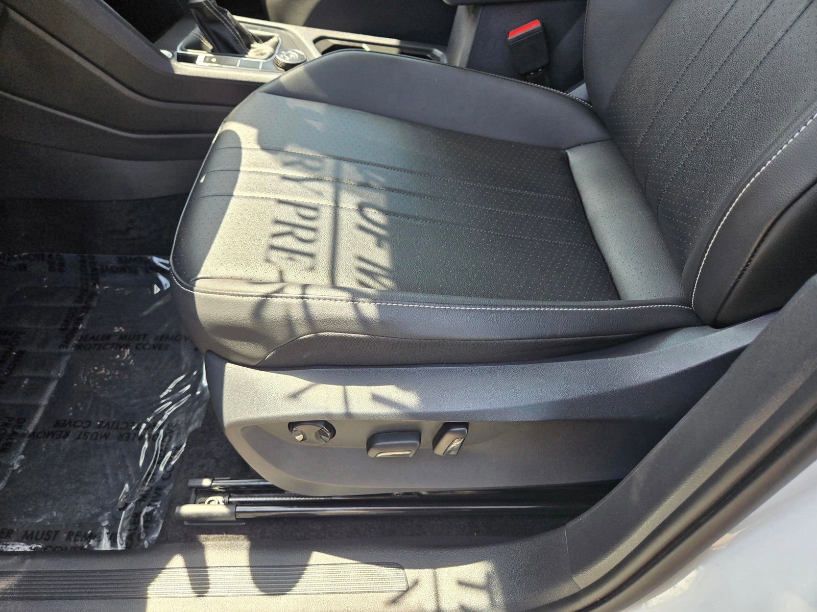 Used 2024 Volkswagen Tiguan SE w/ Panoramic Sunroof Package AWD/4WD image 11