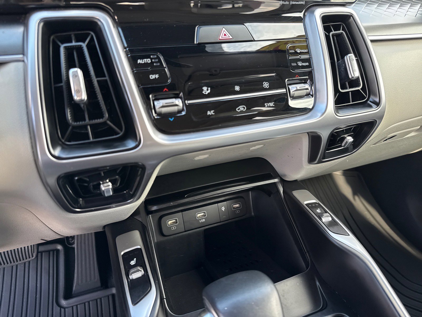 Used 2023 Kia Sorento S w/ Panoramic Sunroof Package image 19