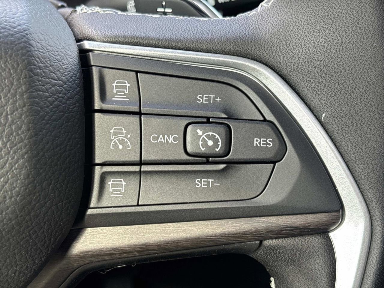 New 2025 Jeep Grand Cherokee Limited w/ Black Appearance Package image 14