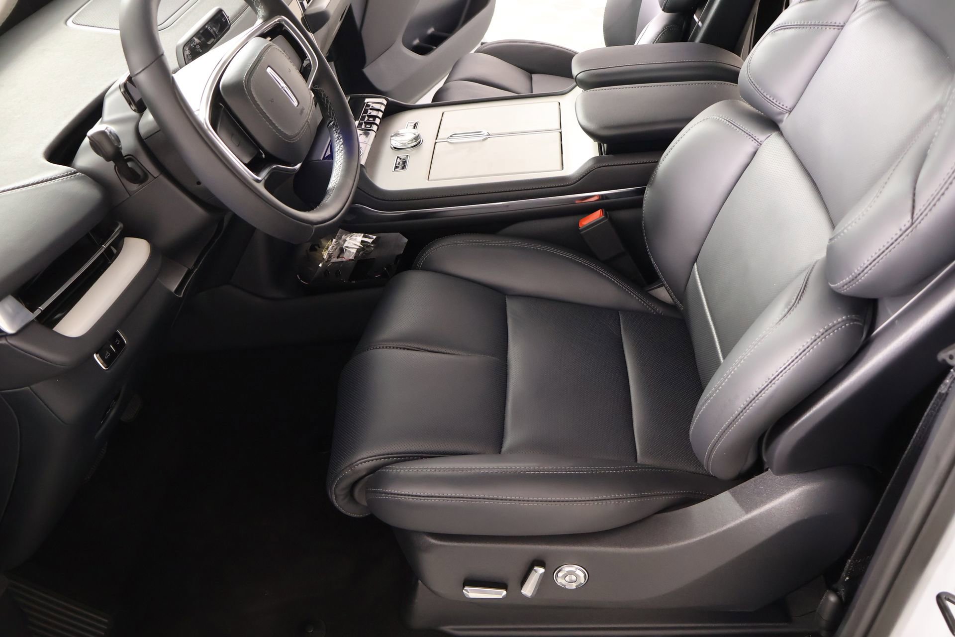 New 2026 Lincoln Navigator Premiere image 11