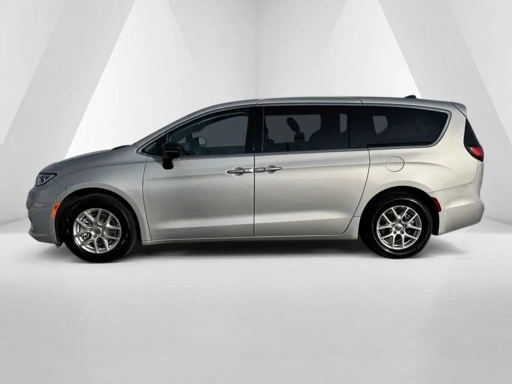 Used 2024 Chrysler Pacifica Touring-L image 4