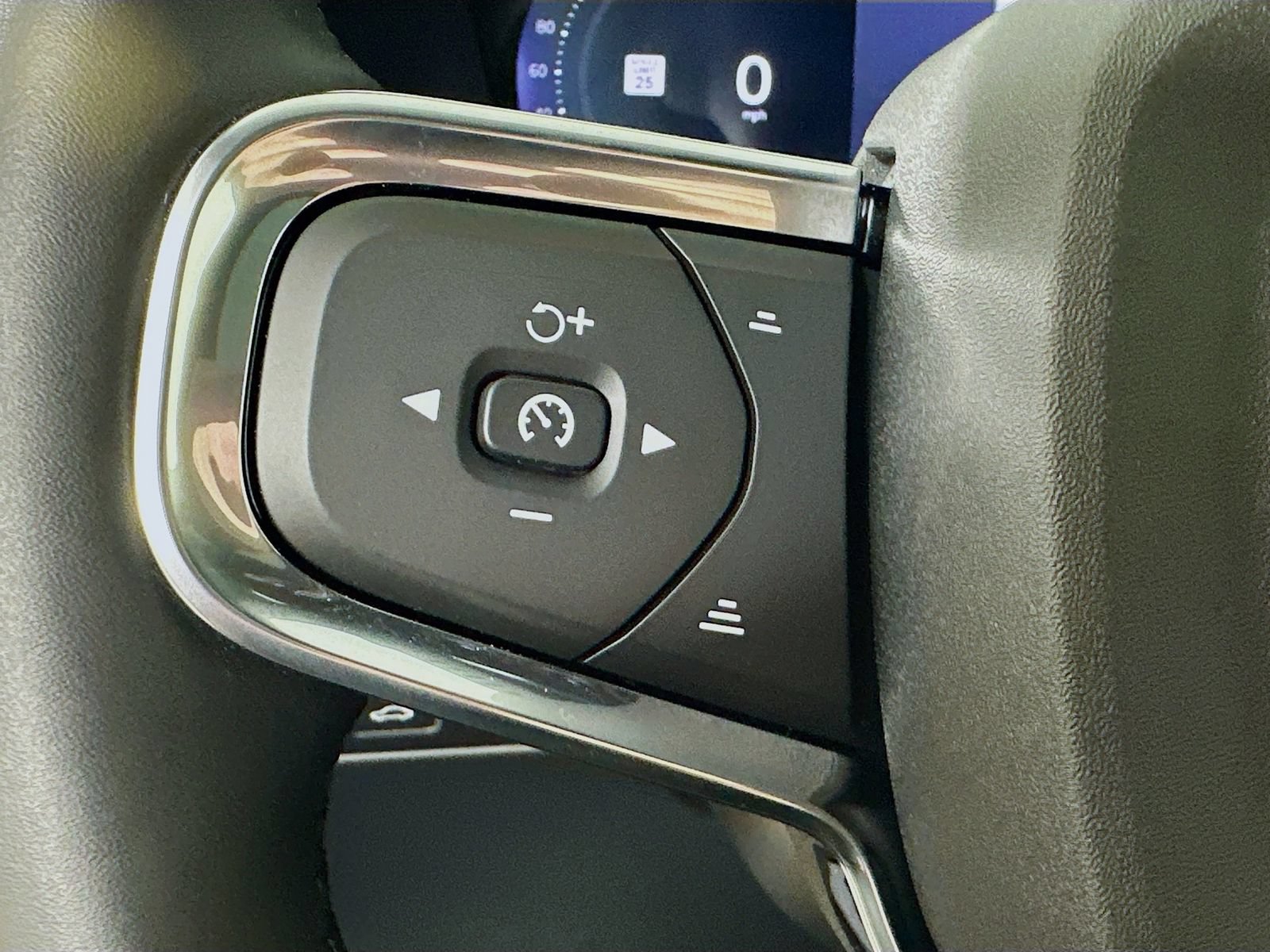 New 2026 Volvo XC40 B5 Ultra w/ Protection Package Premier AWD/4WD image 18